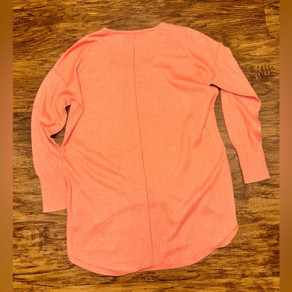 Jennifer Lopez Lightweight Hi-Low Sweater Size Medium - Picture 8 of 8